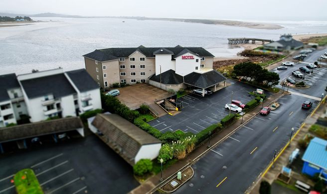 Siletz Bay Lodge Exterior