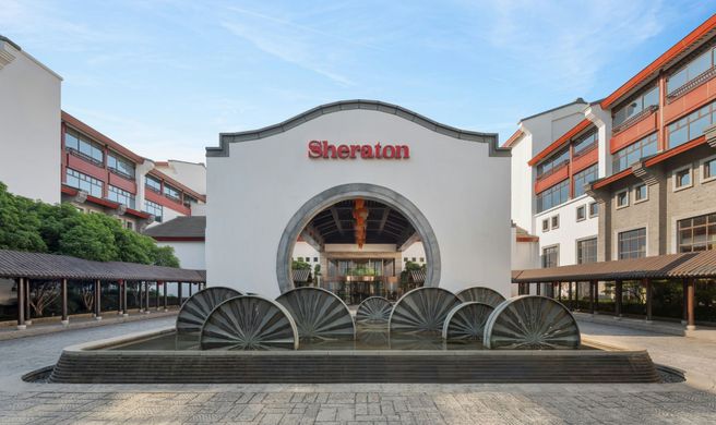 Sheraton Grand Wetland Park Resort Exterior