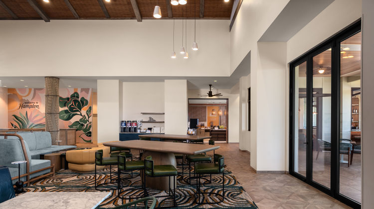 Hampton Inn & Suites Maui North Shore Lobby