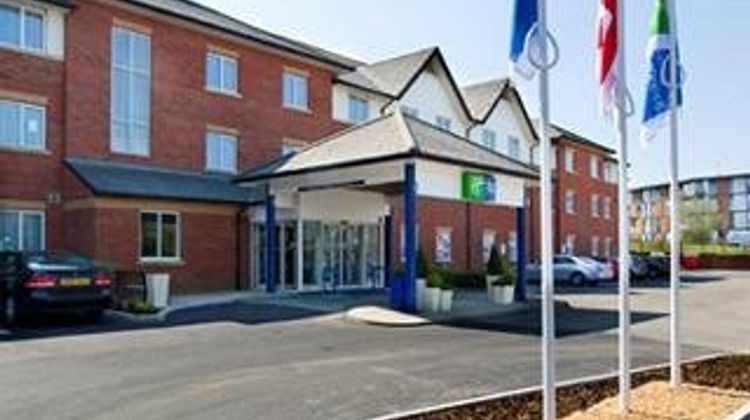 Holiday Inn Express Gatwick Exterior