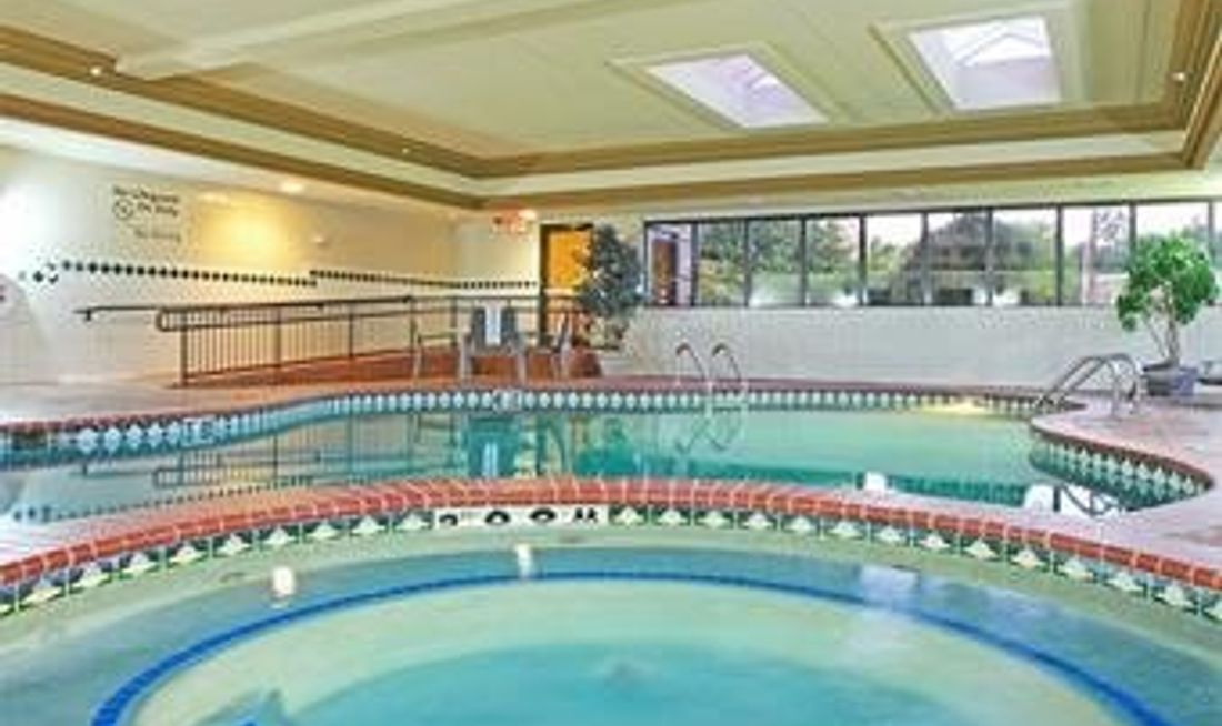 Country Inn & Suites Tyler Univ Area Pool