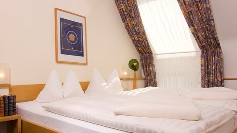 <b>Nibelungen Hof Hotel Room</b>. Images powered by <a href="https://www.leonardoworldwide.com/" title="Leonardo Worldwide" target="_blank">Leonardo</a>.