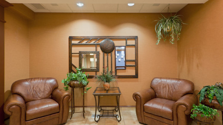 Holiday Inn Express & Suites Kent State Lobby