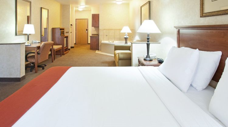 Holiday Inn Express Hotel & Suites Room
