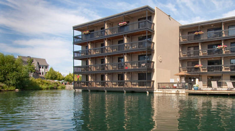 Lakeshore Inn Exterior