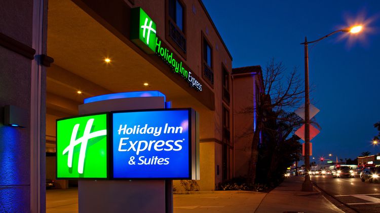 Holiday Inn Express Hotel & Suites Exterior