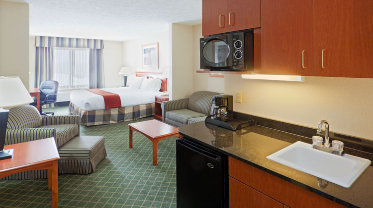Holiday Inn Express & Suites Kent State Suite