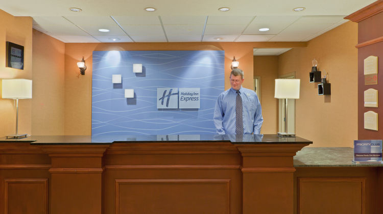 Holiday Inn Express & Suites Kent State Lobby