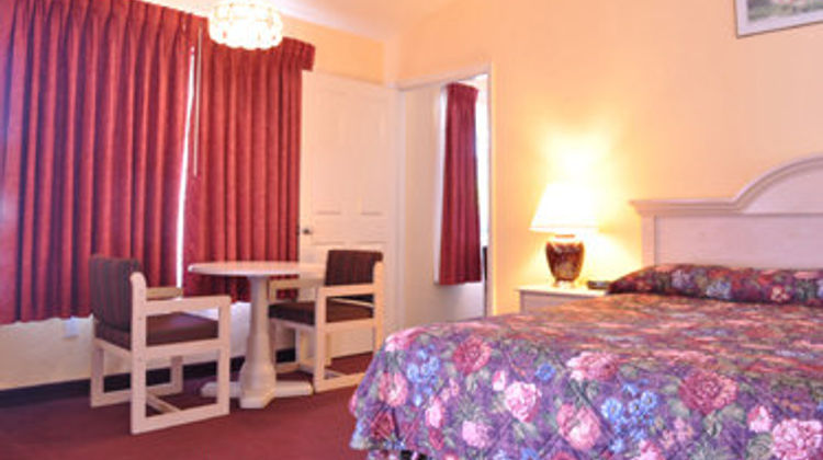 Butterfly Grove Inn Suite
