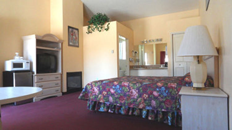 Butterfly Grove Inn Room