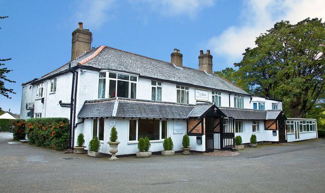 The Cedars Hotel & Restaurant Exterior
