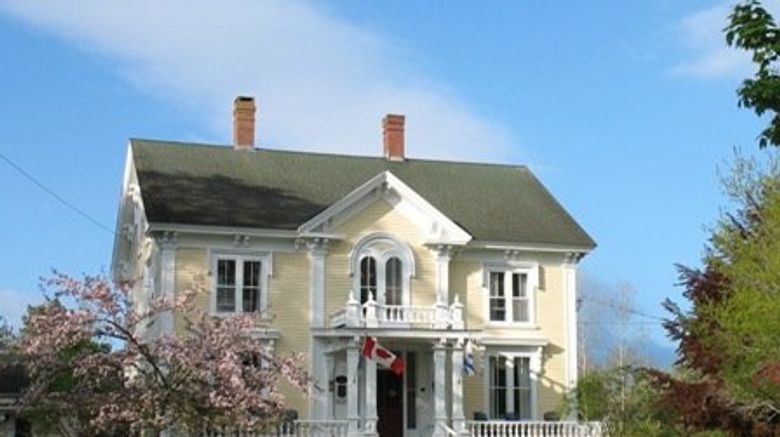 Hillsdale House Inn Exterior. Images powered by <a href="https://www.leonardoworldwide.com" target="_blank" rel="noopener">Leonardo</a>.