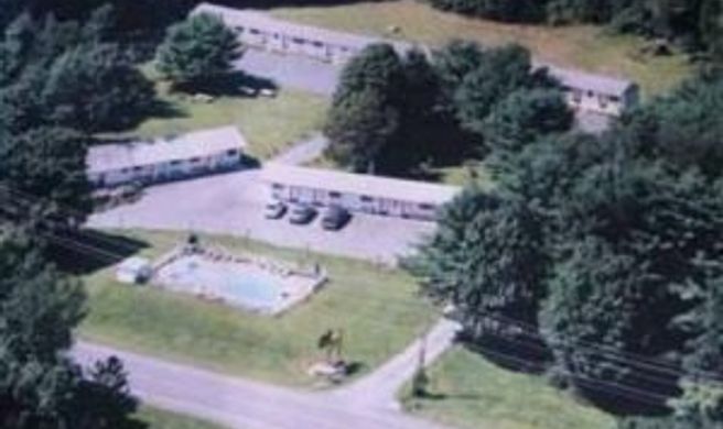Four Seasons Motel Exterior