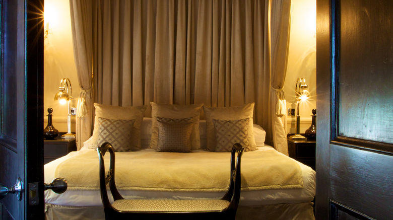 <b>11 Cadogan Gardens Suite</b>. Images powered by <a href="https://www.leonardoworldwide.com/" title="Leonardo Worldwide" target="_blank">Leonardo</a>.