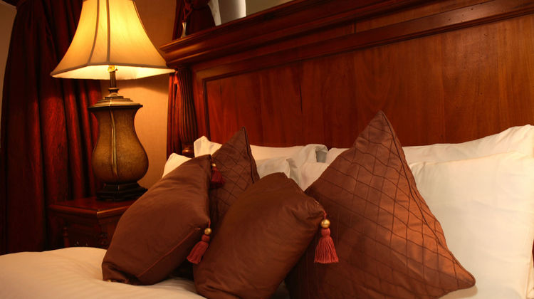 The Sir Thomas Hotel Room