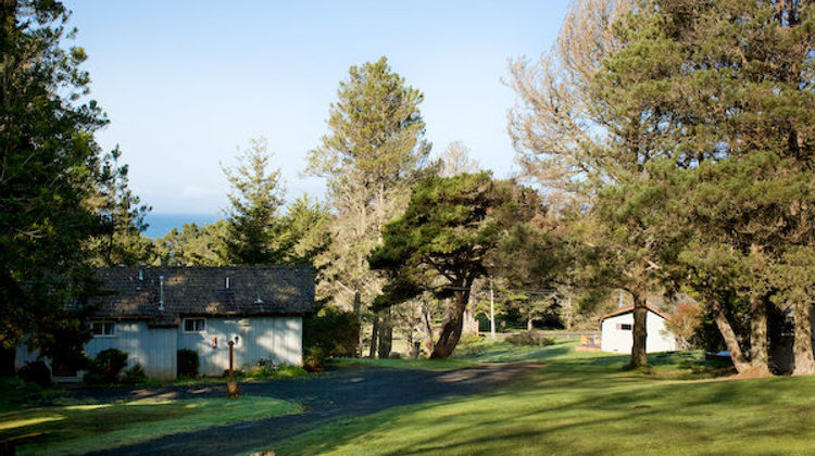 The Andiron Seaside Inn & Cabins Exterior