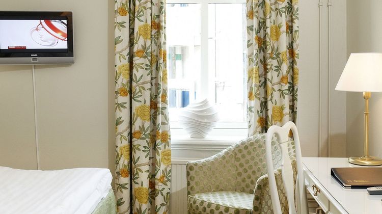 Royal Hotel Room