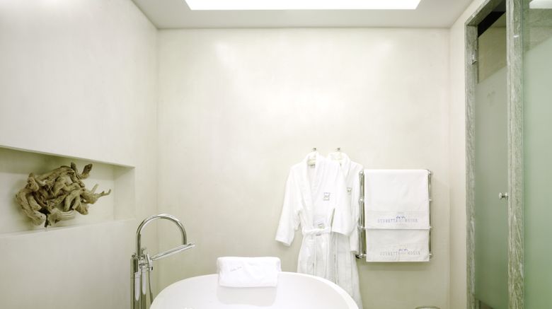 <b>Suvretta House Room</b>. Images powered by <a href="https://www.leonardoworldwide.com/" title="Leonardo Worldwide" target="_blank">Leonardo</a>.