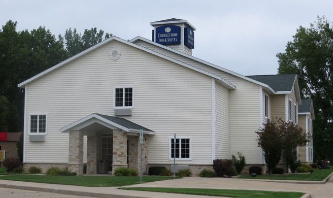Cobblestone Inn & Suites Exterior