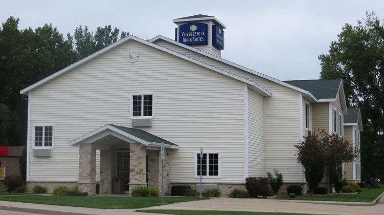 Cobblestone Inn & Suites Exterior