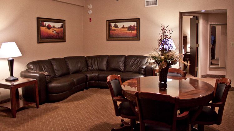 Holiday Inn Express & Suites Mentor Suite