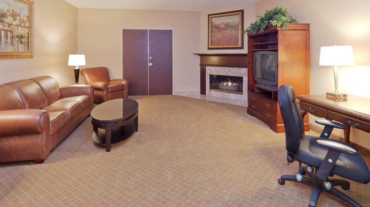 Holiday Inn Express & Suites Mentor Suite