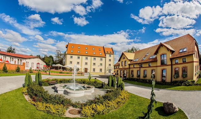Hotel Zamek Topacz near Wroclaw Exterior