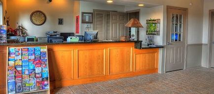 Quality Inn & Suites Victoria South Lobby