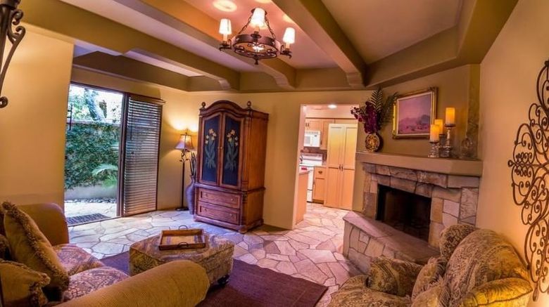 <b>Lucille Palm Springs Room</b>. Images powered by <a href="https://www.leonardoworldwide.com/" title="Leonardo Worldwide" target="_blank">Leonardo</a>.