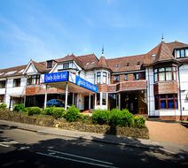 Quality Skyline Hotel Exterior