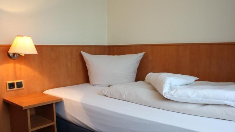 <b>Hotel Niederraeder Hof Room</b>. Images powered by <a href="https://www.leonardoworldwide.com/" title="Leonardo Worldwide" target="_blank">Leonardo</a>.