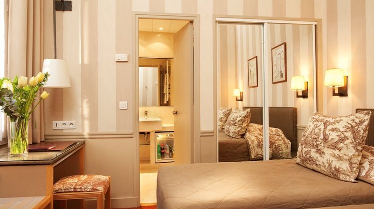 Des Deux Iles Hotel Room
