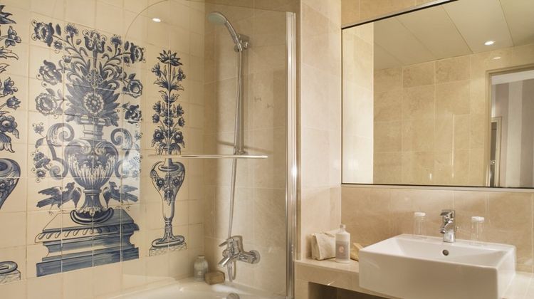 Des Deux Iles Hotel Room
