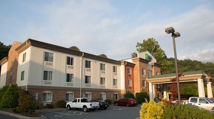 Holiday Inn Express Hotel & Suites Exterior