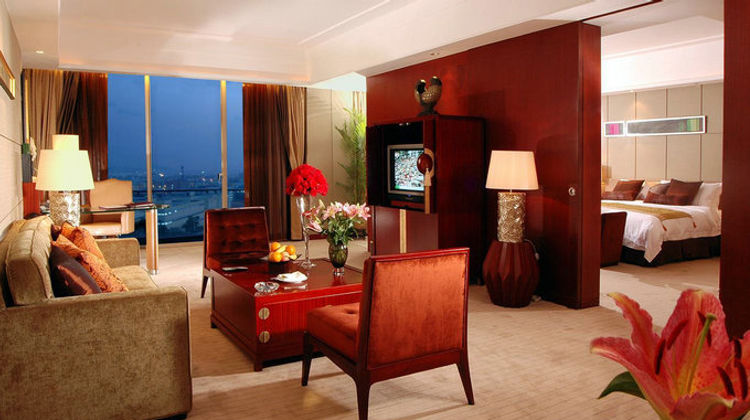Royal Garden Hotel Suite