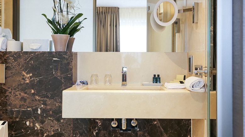 <b>Hotel Le Royal Luxembourg Room</b>. Images powered by <a href="https://www.leonardoworldwide.com/" title="Leonardo Worldwide" target="_blank">Leonardo</a>.