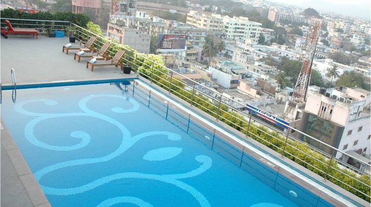 Vivanta Vijayawada, MG Road Pool