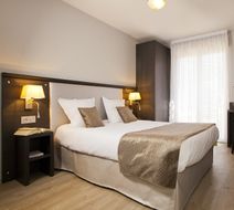 Sejours & Affaires Mirabeau Room