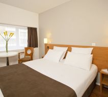 Sejours & Affaires Grande Arche Room