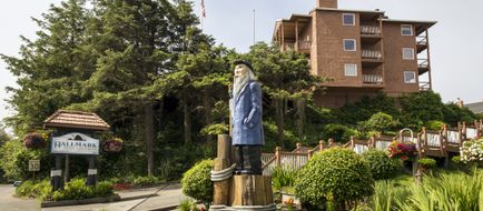 Hallmark Resort Exterior