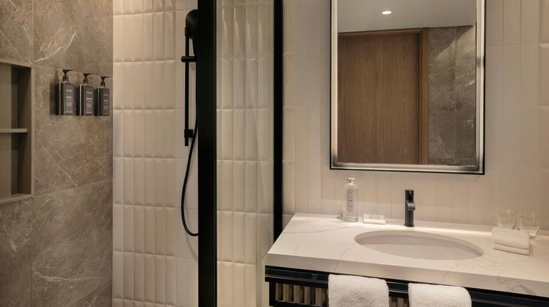 <b>Sheraton Bahrain Hotel Room</b>. Images powered by <a href="https://www.leonardoworldwide.com/" title="Leonardo Worldwide" target="_blank">Leonardo</a>.