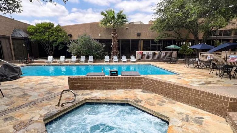 <b>MCM Elegante Hotel Pool</b>. Images powered by <a href="https://www.leonardoworldwide.com/" title="Leonardo Worldwide" target="_blank">Leonardo</a>.