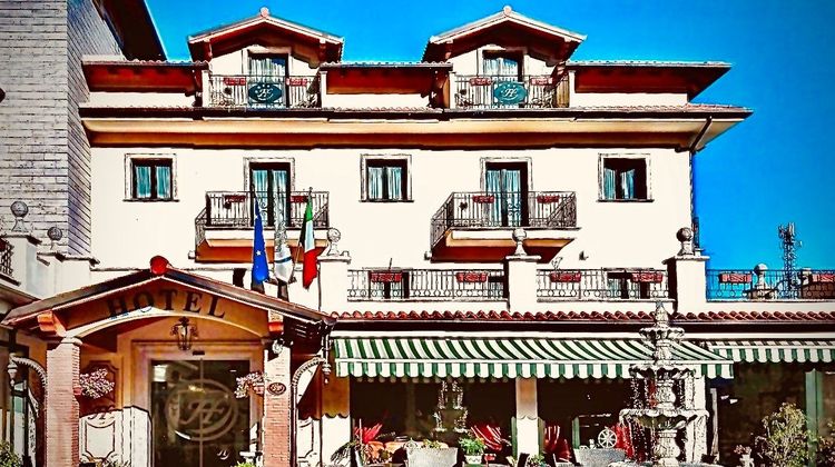 Fashion Hotel Exterior