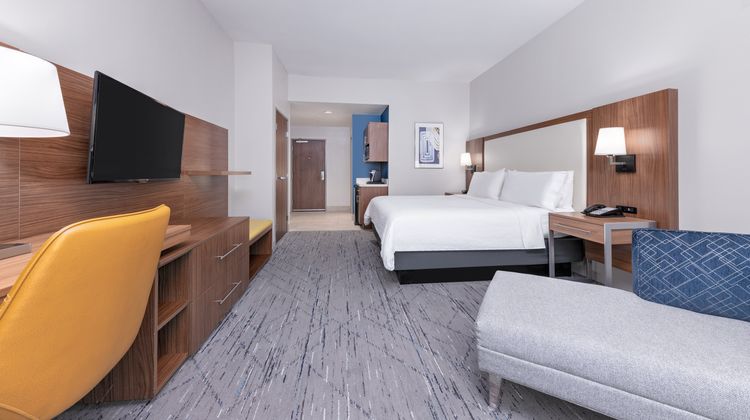 Holiday Inn Express & Suites Houston SW Room