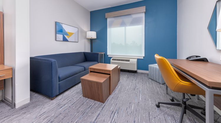Holiday Inn Express & Suites Houston SW Room