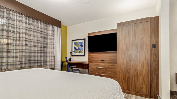 Holiday Inn Express & Stes Medicine Hat Room