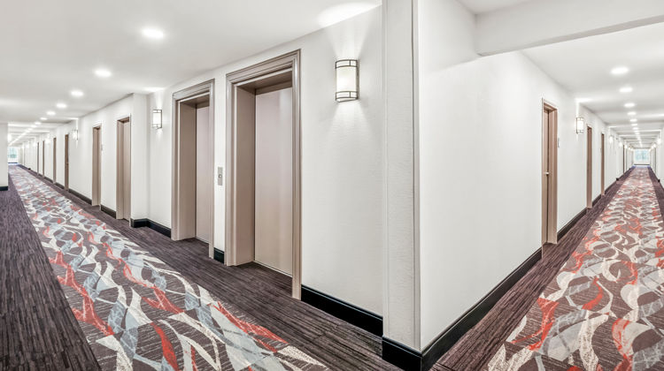 HomeTowne Studios Southfield Lobby