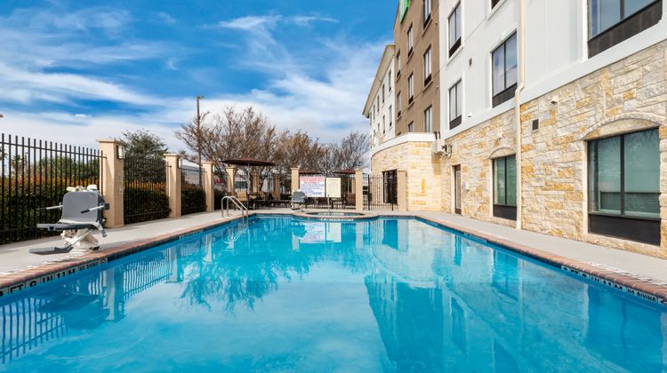 Holiday Inn Express & Suites Del Rio Pool