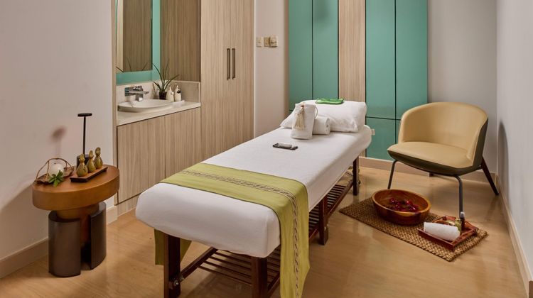 Holiday Inn & Suites Makati Spa