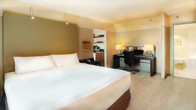 <b>Crowne Plaza Chicago West Loop Room</b>. Images powered by <a href="https://www.leonardoworldwide.com/" title="Leonardo Worldwide" target="_blank">Leonardo</a>.